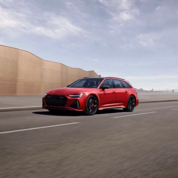 Ba phần tư bên của Audi RS 6 Avant tăng tốc.