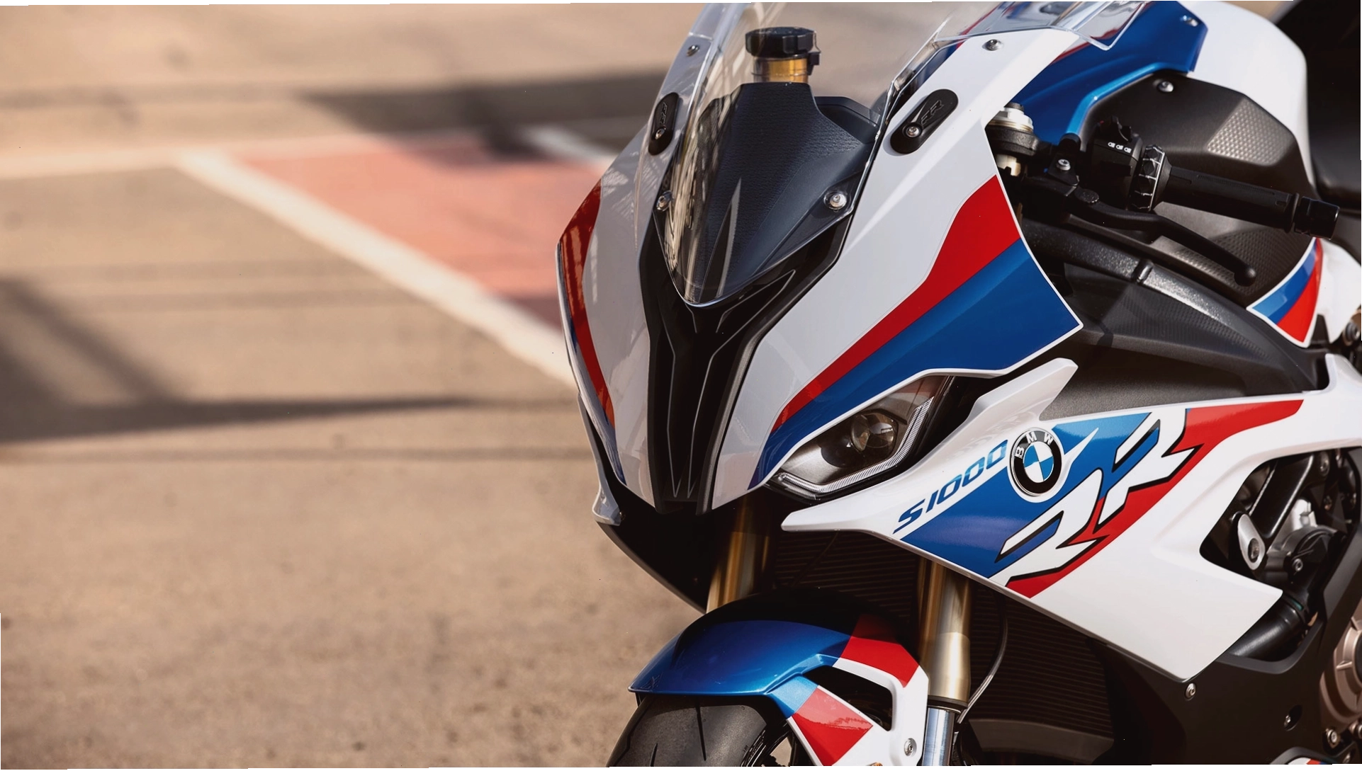 Bảng điều khiển TFT màu trên BMW S1000RR 2020