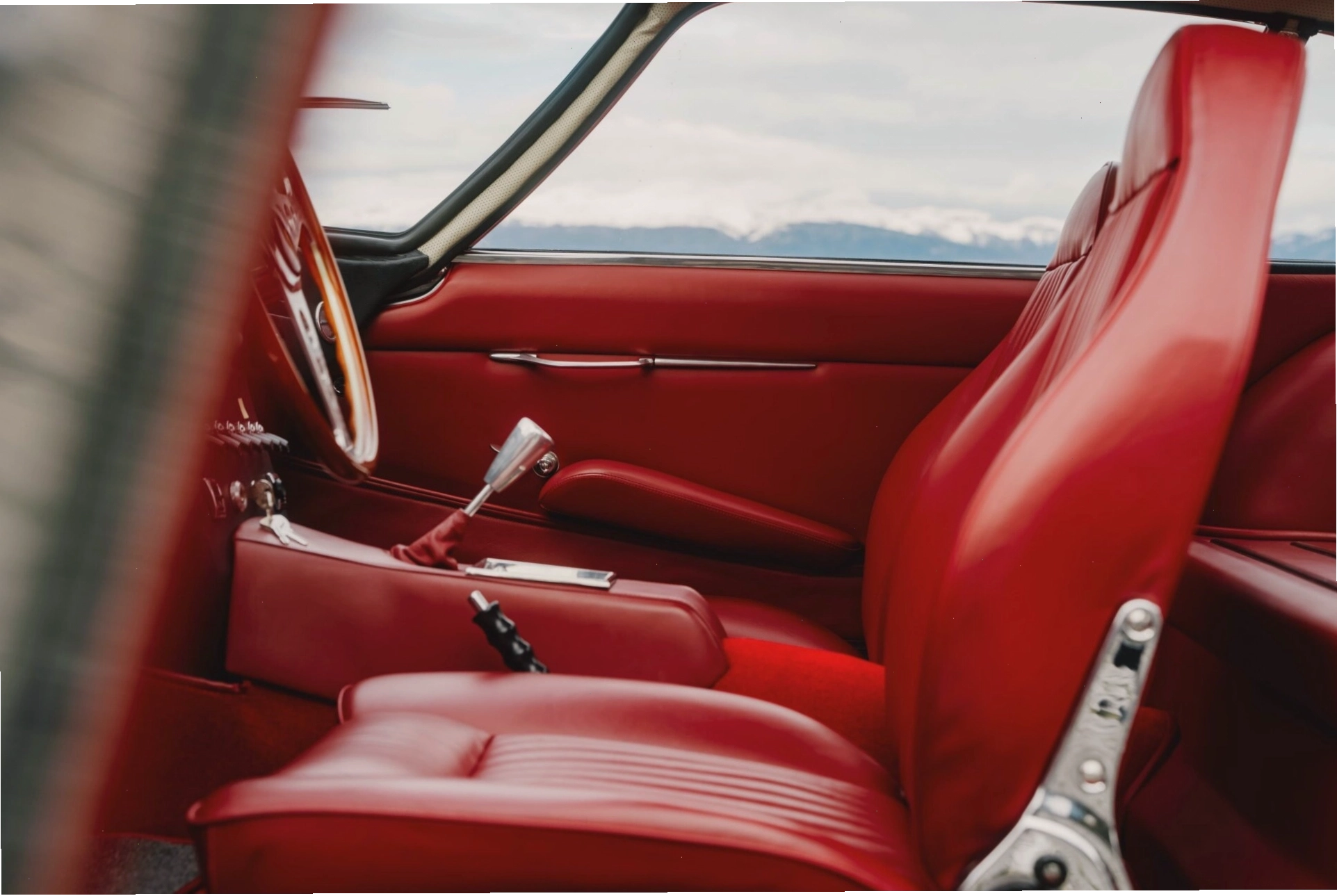 Bảng điều khiển và vô lăng của Lamborghini 350 GT, sự kết hợp giữa cổ điển và tinh tế