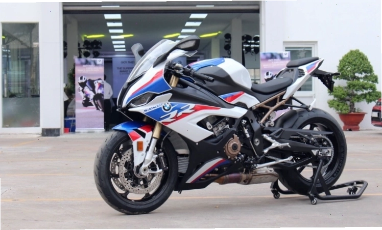 Bảng đồng hồ TFT hiện đại trên BMW S 1000 RR 2026
