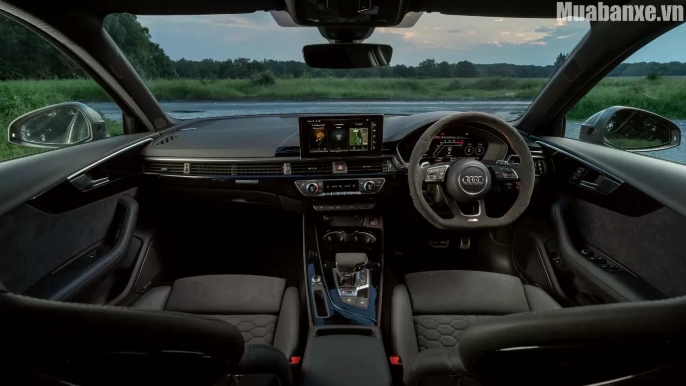 Bảng táp lô Audi RS4 với màn hình kỹ thuật số và các nút điều khiển
