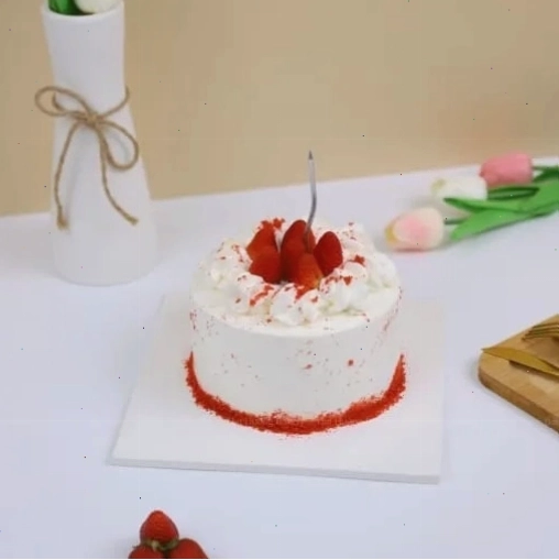 Bánh kem tròn size 14cm với lớp kem trang trí đơn giản