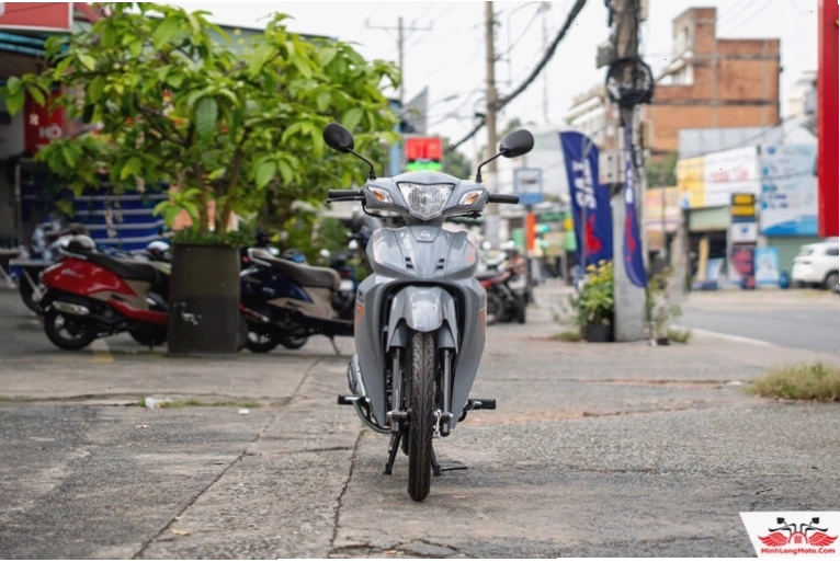 Bánh trước xe SYM Elegant 50 với mâm xe thể thao