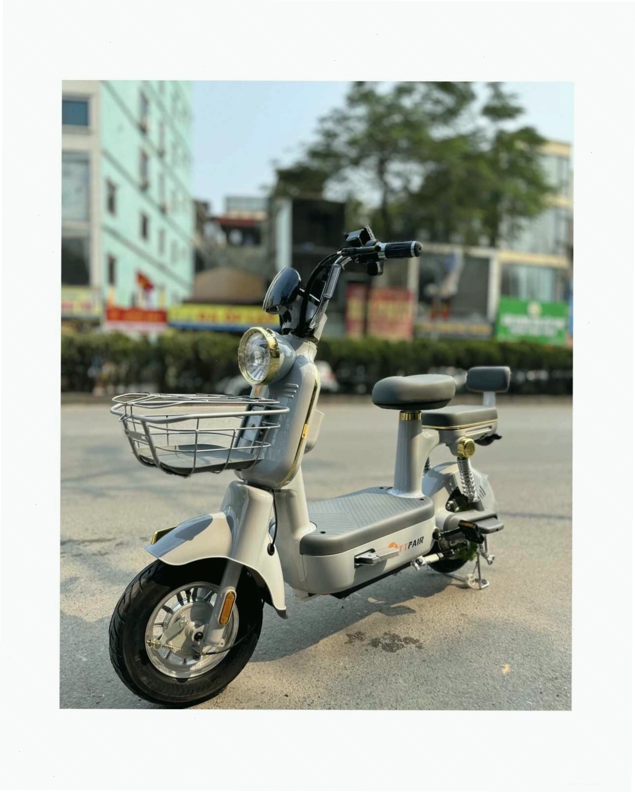Bánh xe nhỏ gọn trên xe đạp điện Moka Cute