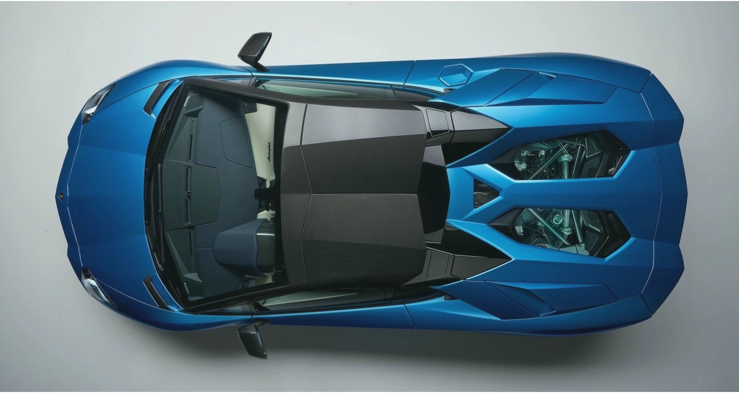 Bánh xe và chi tiết hông xe của Lamborghini Aventador S Roadster