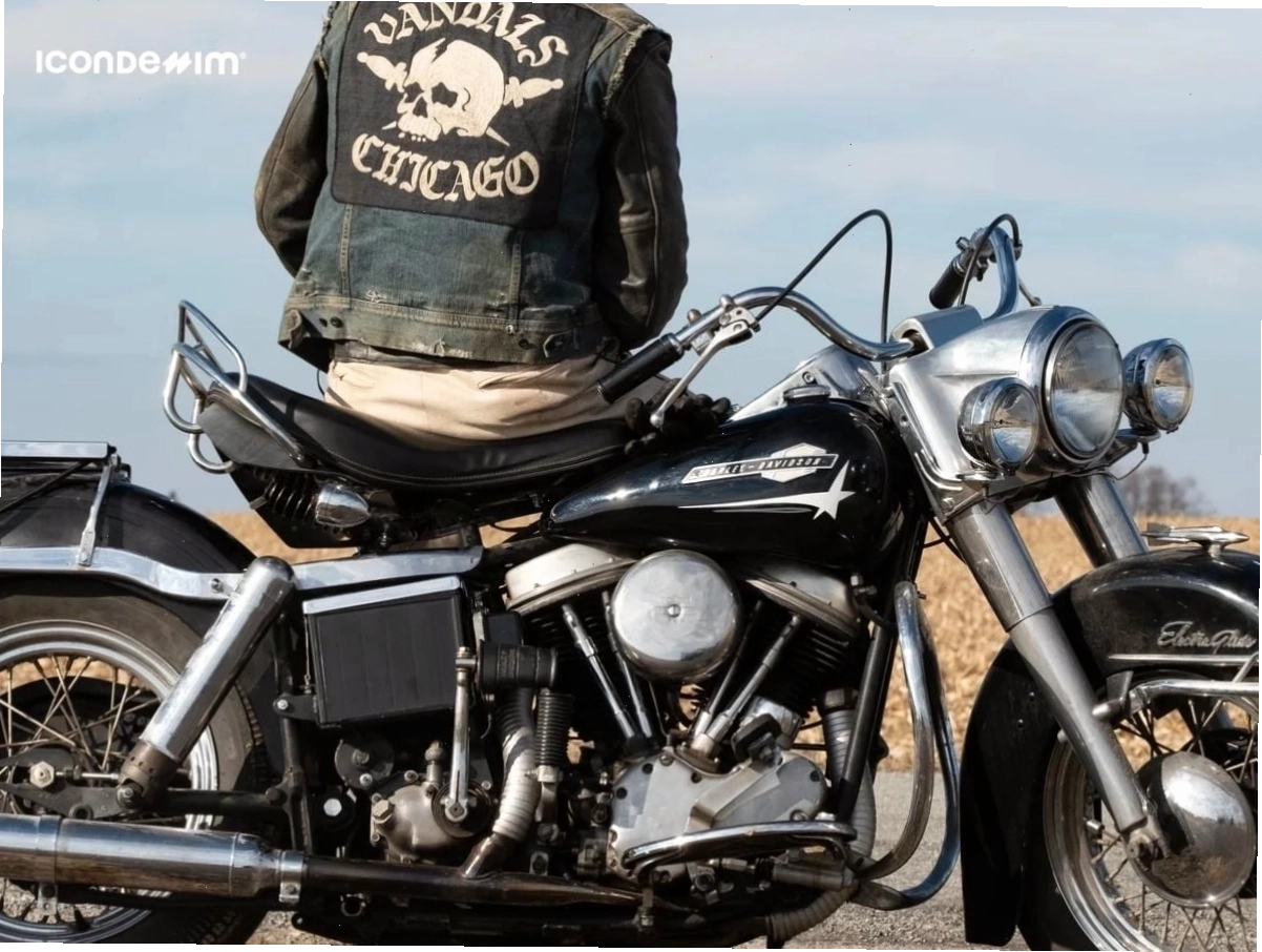 Biker đang vệ sinh và bảo dưỡng chiếc xe mô tô của mình