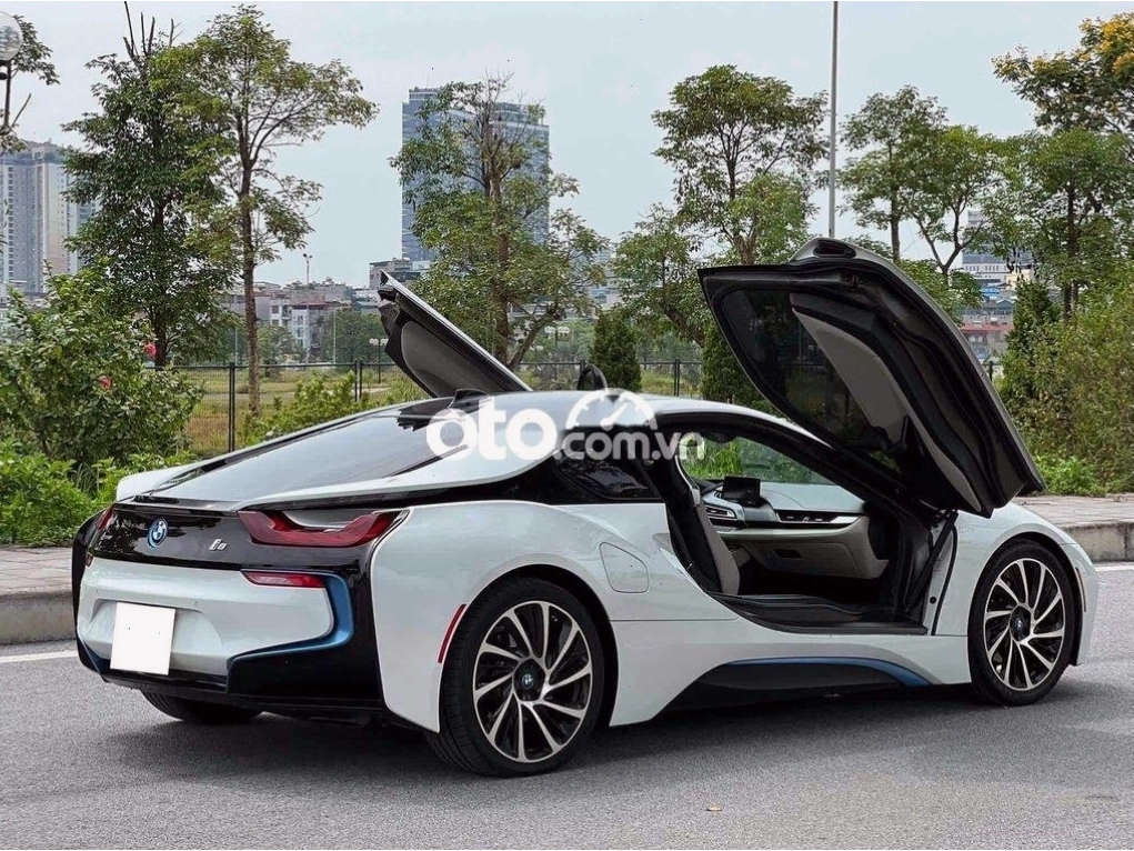 BMW i8 cũ với thiết kế khí động học và cửa cánh thiên nga ấn tượng