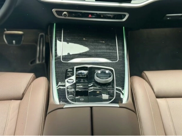 BMW X7 Msport màu đen sang trọng