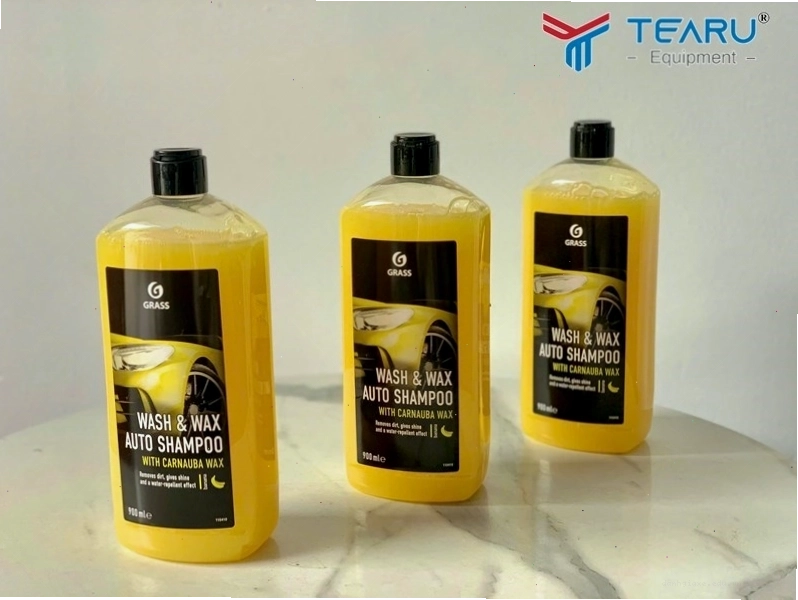 Các loại dung dịch rửa xe bọt tuyết được trưng bày