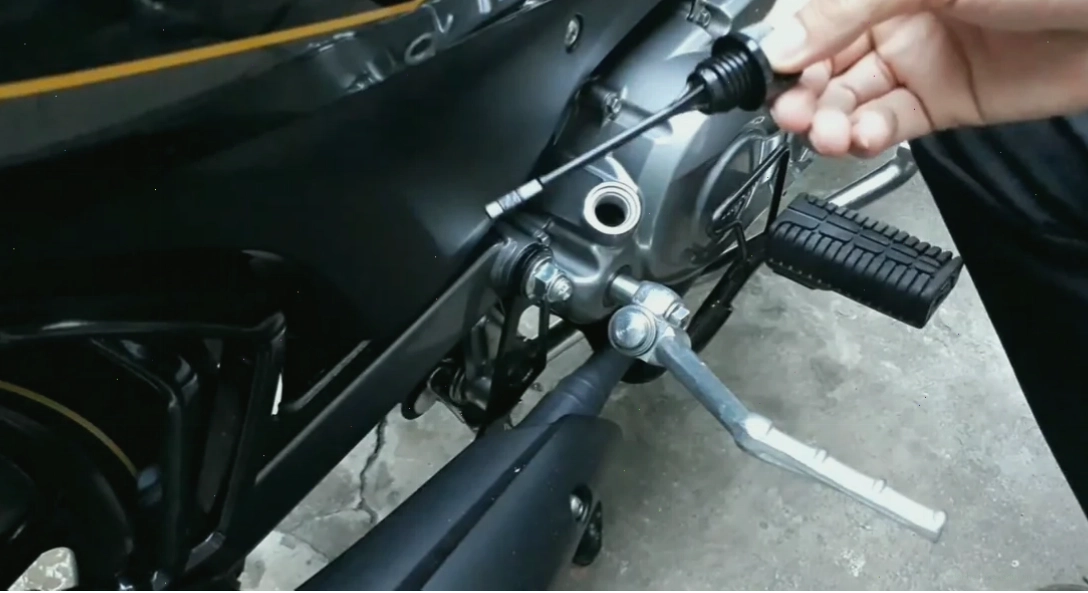 Cách kiểm tra mức nhớt xe máy