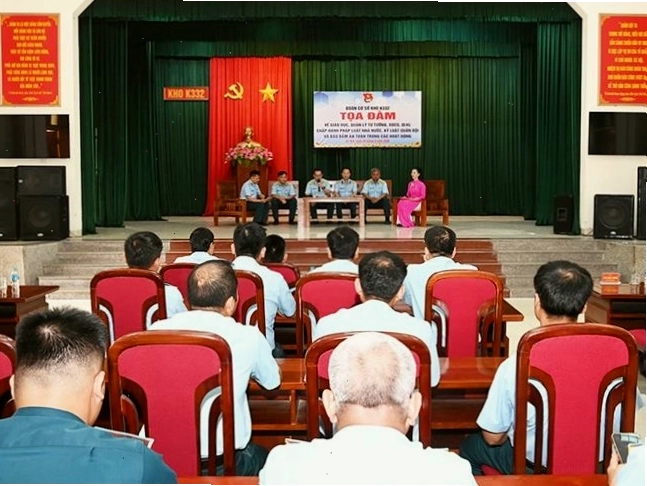 Cán bộ quân chủng Phòng không Không quân tham gia hội nghị