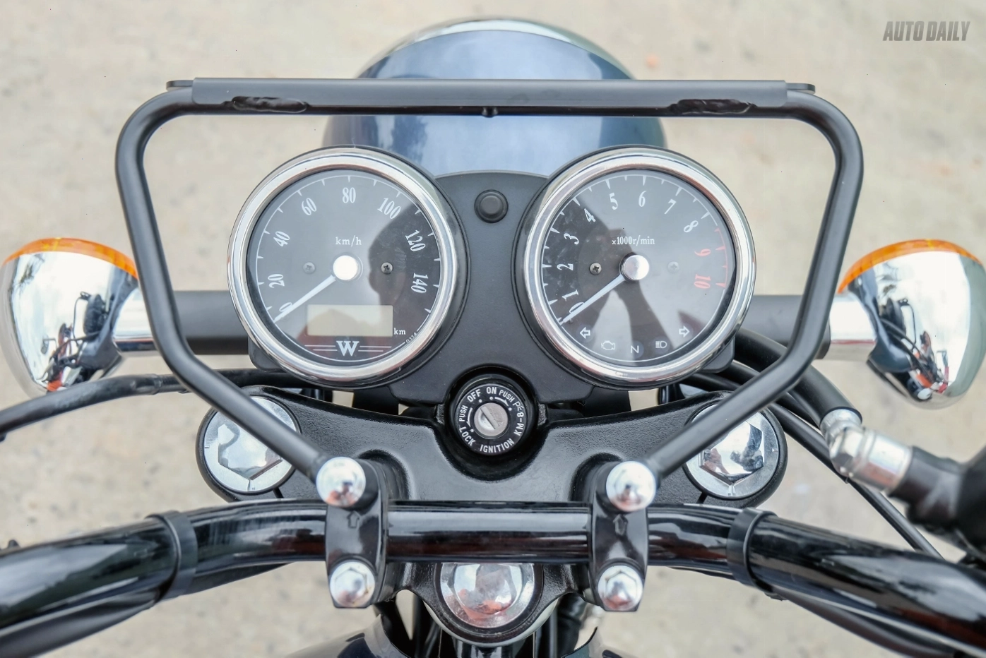 Cận cảnh bánh xe Kawasaki W250 phiên bản đen