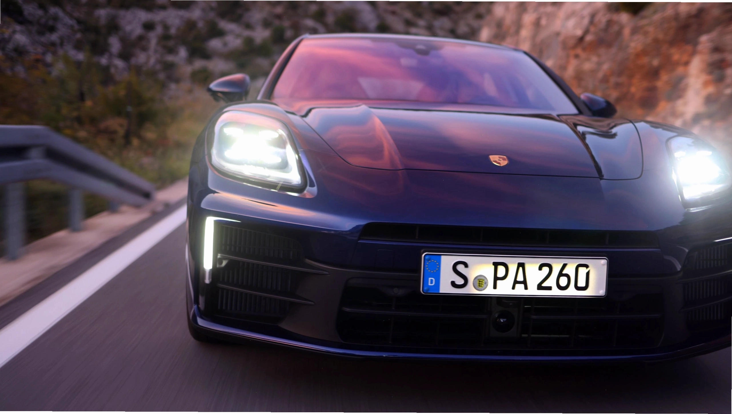 Cận cảnh bánh xe và hệ thống treo của Porsche Panamera 4S