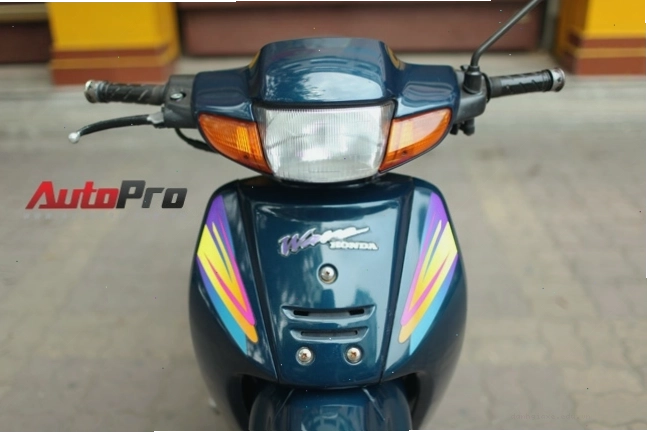 Cận cảnh bộ đèn xi nhan trước của Honda Wave 100