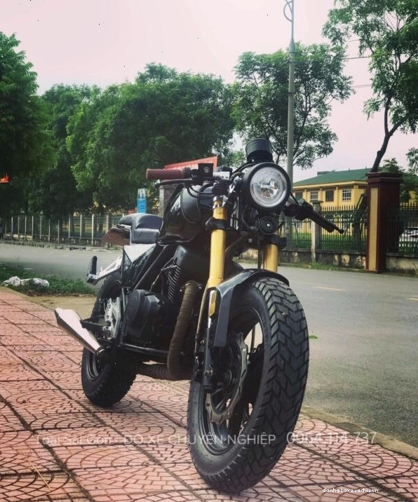 Cận cảnh bộ lốp gai lớn và hệ thống treo sau của Rebel 125 Bobber