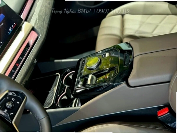 Cận cảnh bộ mâm xe thiết kế đa chấu trên BMW 5 Series