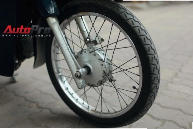 Cận cảnh bộ phận ghi đông và tay lái của Honda Wave 100