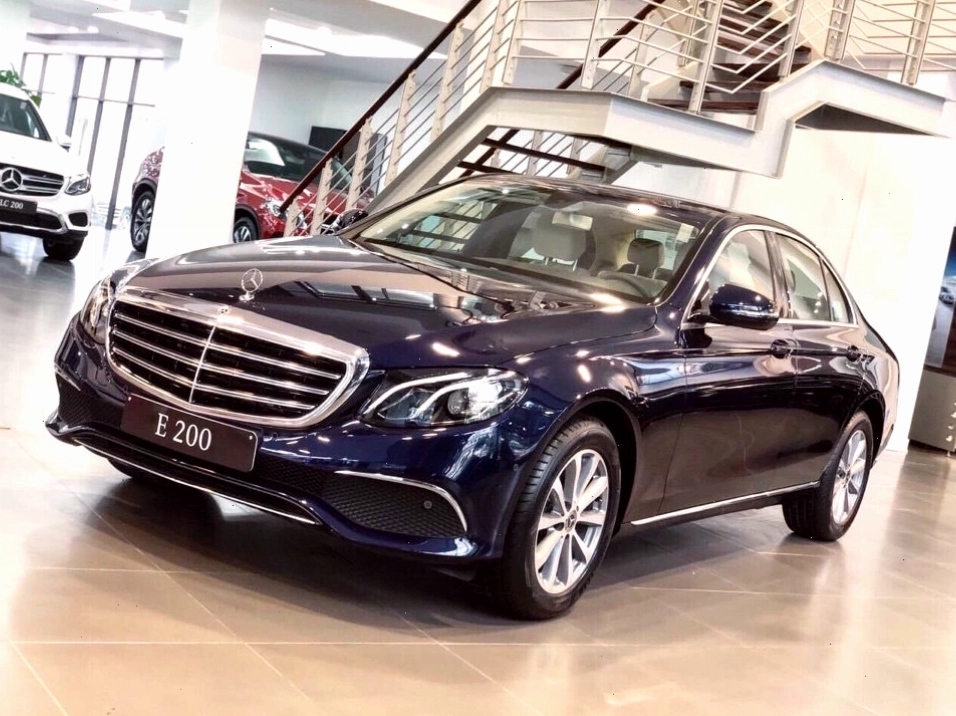 Cận cảnh các nút điều khiển trên vô lăng Mercedes E200 Exclusive