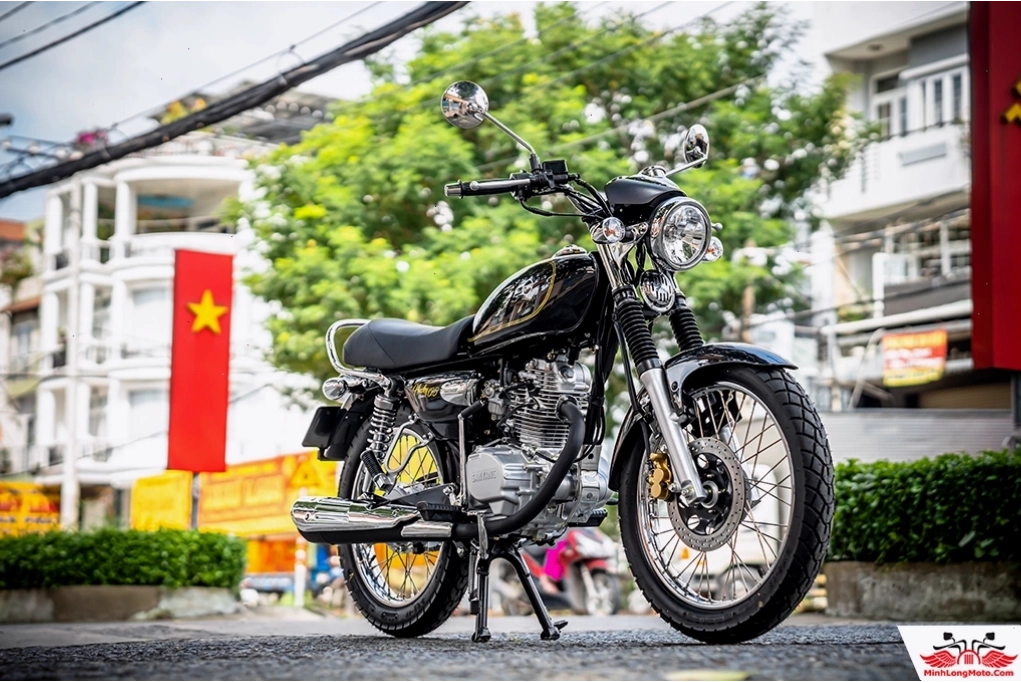 Cận cảnh chi tiết phần đầu xe SYM Husky 125 với đèn pha tròn cổ điển