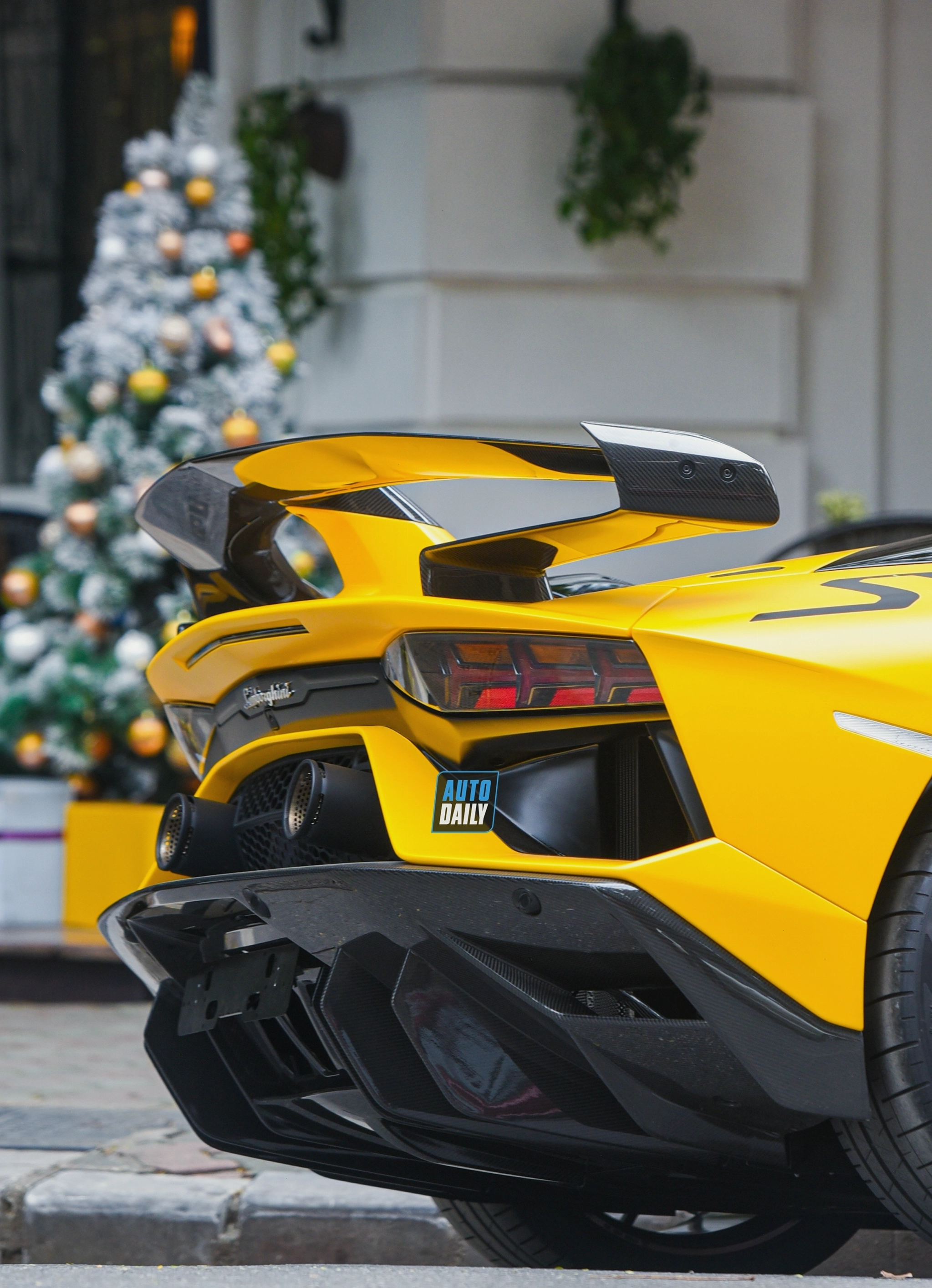 Cận cảnh đèn hậu LED trên Lamborghini Aventador SVJ Roadster