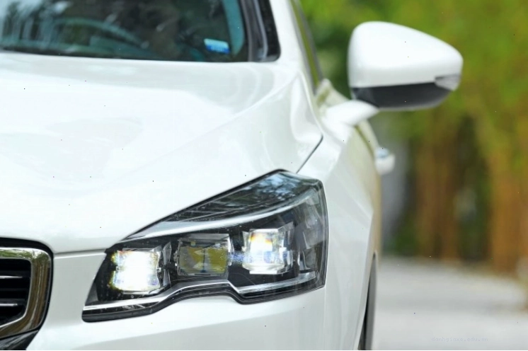 Cận cảnh đèn sương mù LED trên Peugeot 508 2026