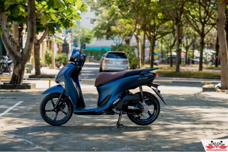 Cận cảnh hộc chứa đồ rộng rãi dưới yên xe Yamaha Janus