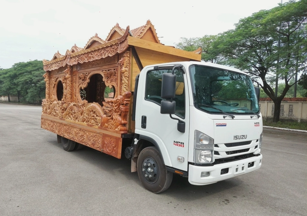 Cận cảnh không gian bên trong xe rồng chở quan tài