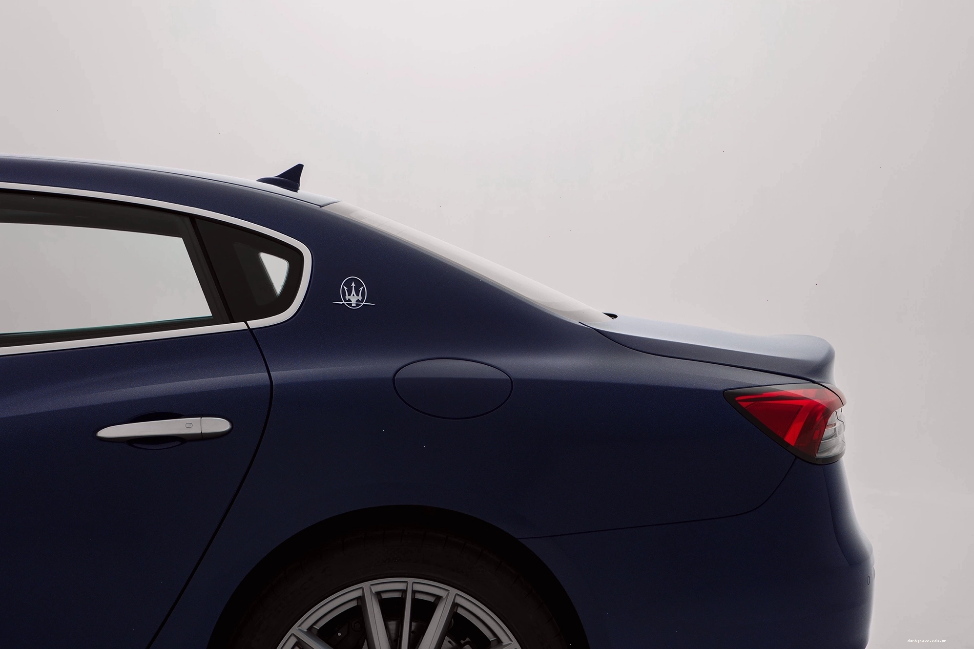 Cận cảnh la-zăng thiết kế thể thao của Maserati Quattroporte