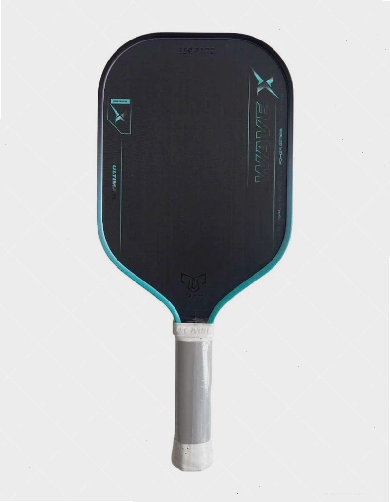 Cận cảnh logo Leopard trên vợt Wave X