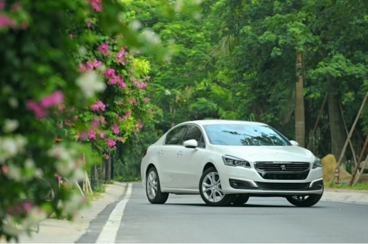 Cận cảnh lưới tản nhiệt và cụm đèn pha LED của Peugeot 508 2026