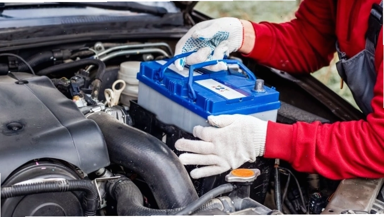 Cận cảnh một chiếc ắc quy xe hơi sạch sẽ