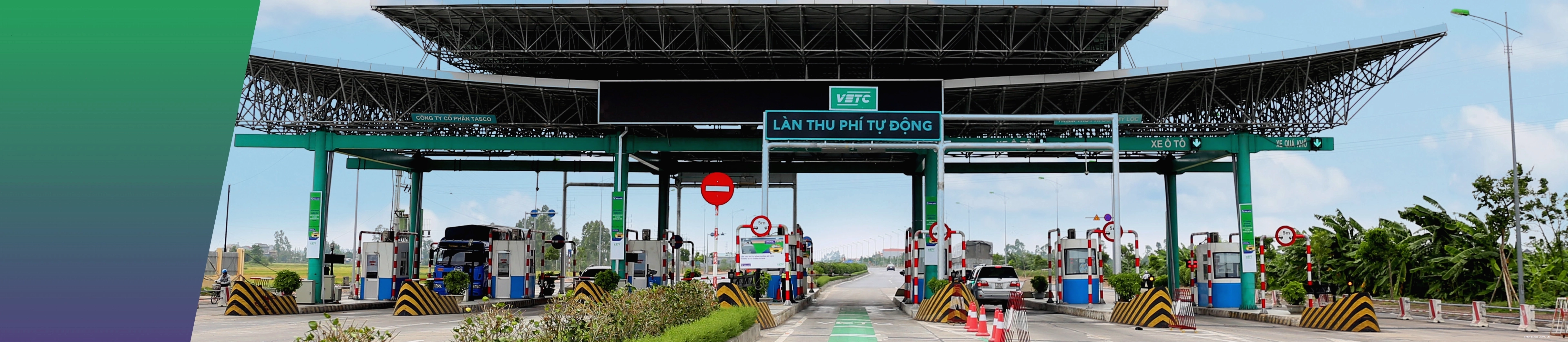 Cận cảnh nhân viên đang thực hiện dán thẻ VETC lên kính chắn gió ô tô