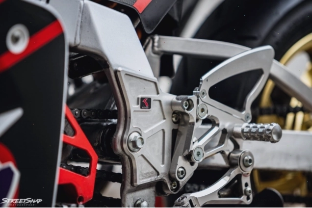 Cận cảnh phần ghi đông và cụm đồng hồ của Honda NSR