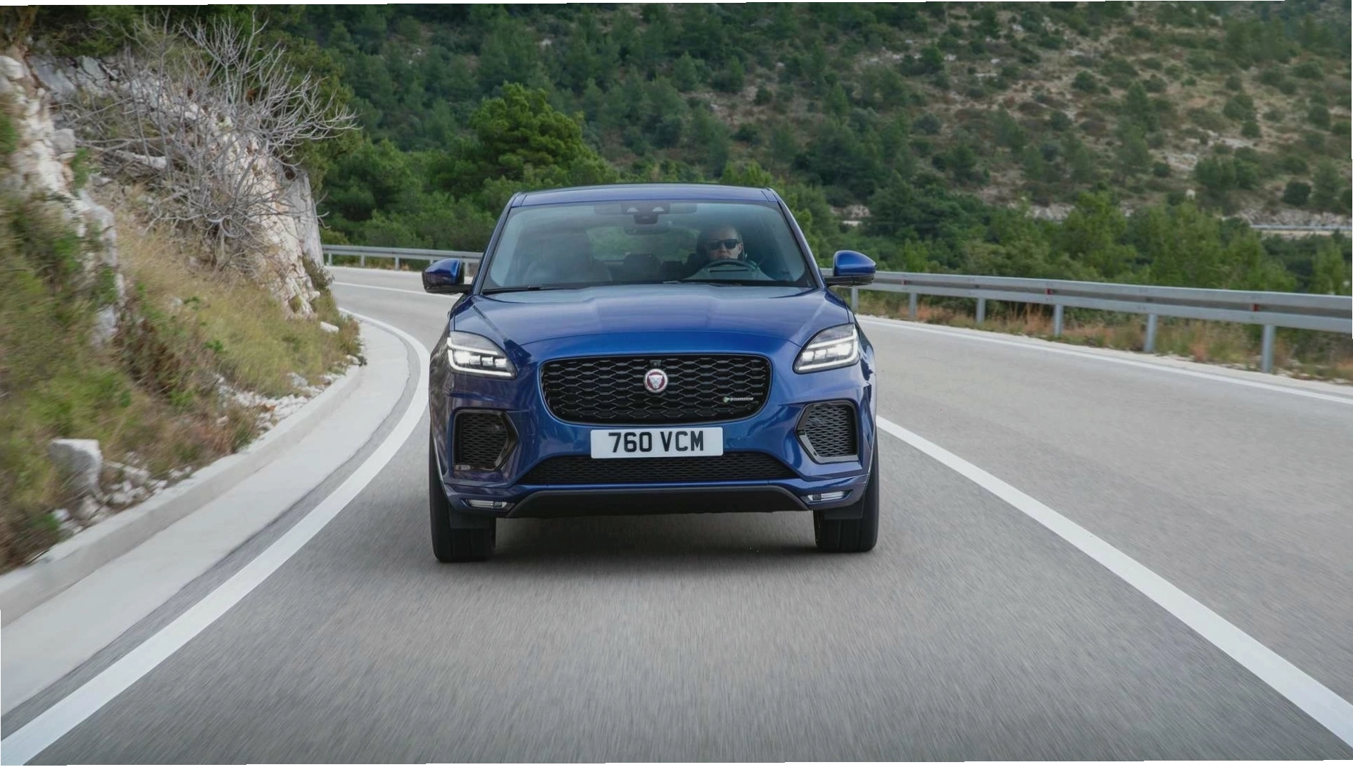 Cận cảnh phần hông và đuôi xe Jaguar E-Pace 2026