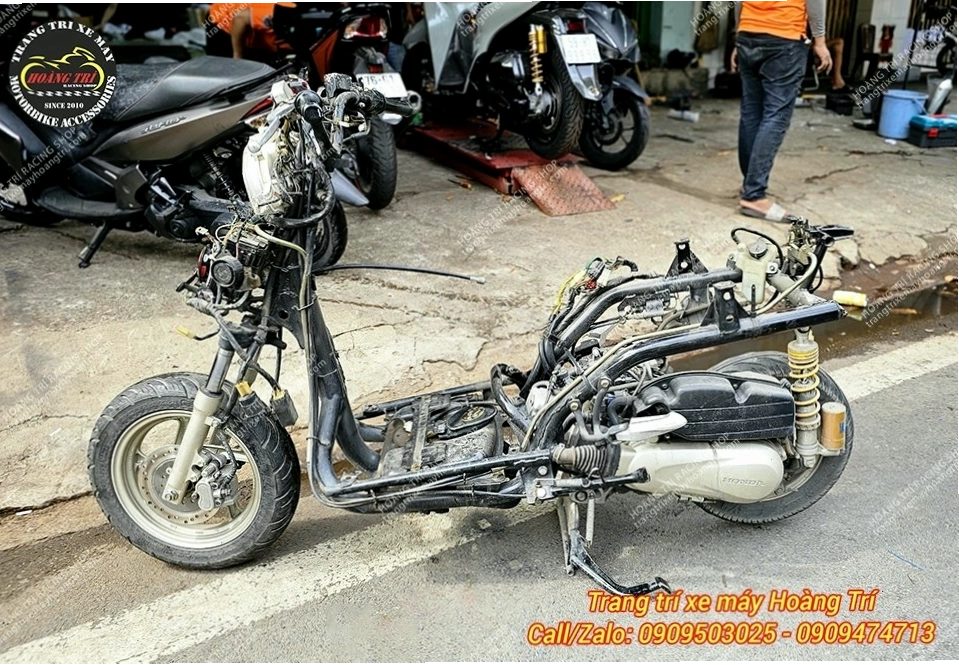 Cận cảnh quá trình chuẩn bị trùng tu toàn diện cho xe Honda SCR