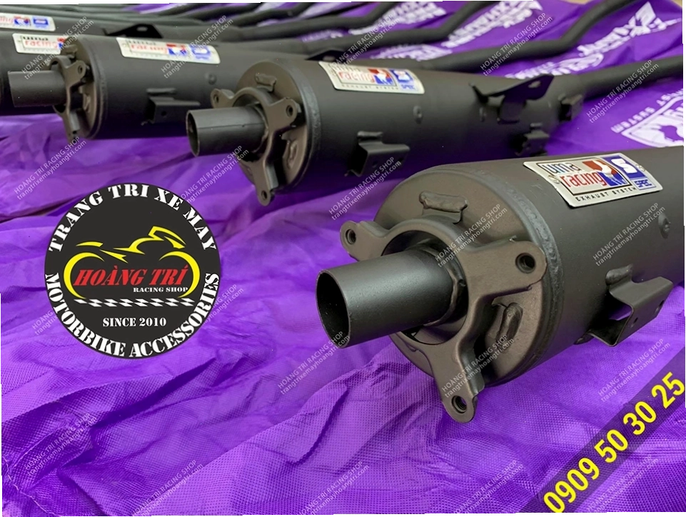 Cận cảnh tem Uma Racing trên pô độ