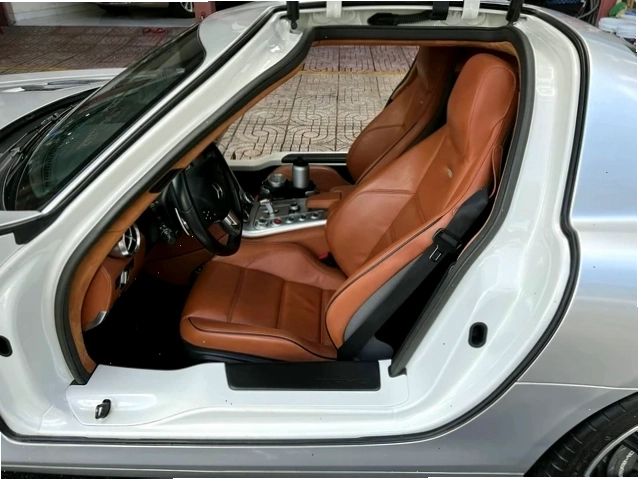 Cận cảnh thiết kế cửa cánh chim đặc trưng của Mercedes-AMG SLS
