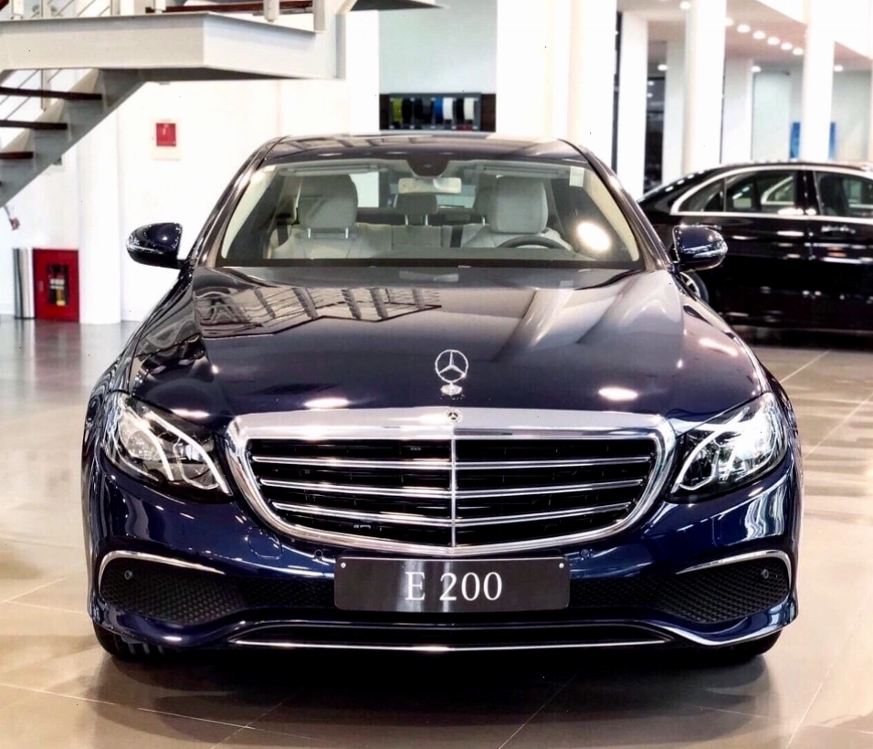 Cần số điện tử trên bệ trung tâm Mercedes E200 Exclusive