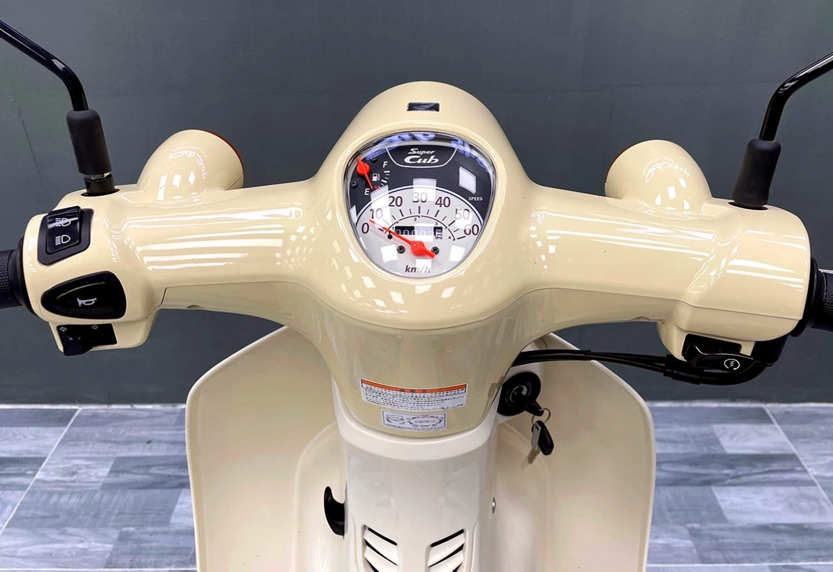 Chi tiết bảng đồng hồ và đèn vuông trên xe Cub 50 Honda