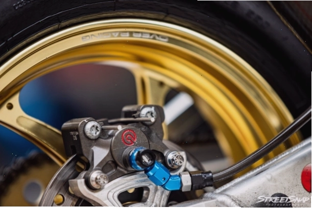Chi tiết bánh trước của Honda NSR độ
