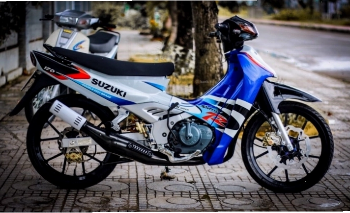 Chi tiết bên hông Suzuki Satria 2000 độ