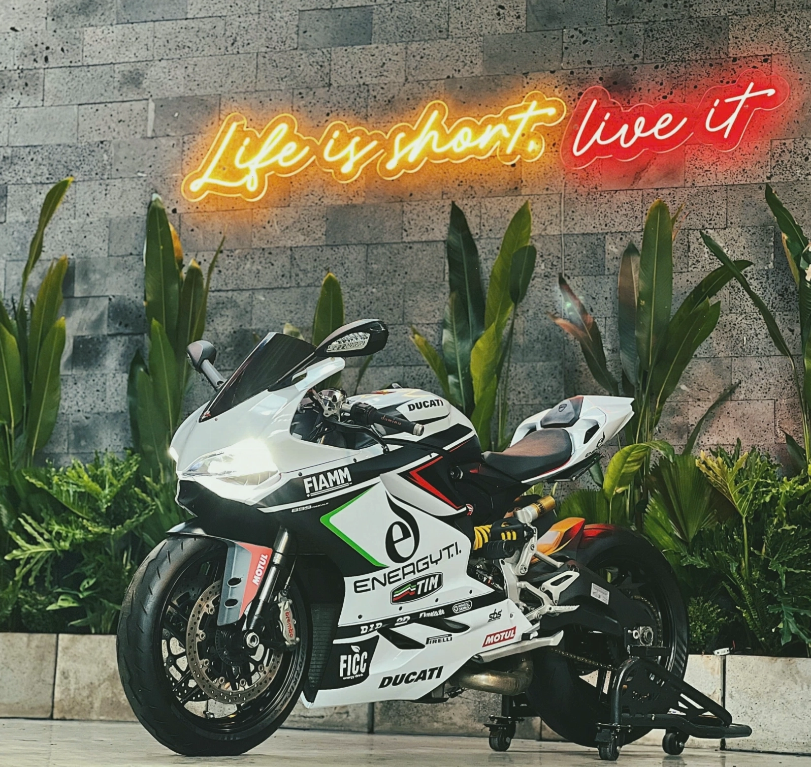 Chi tiết bình xăng Ducati Scrambler