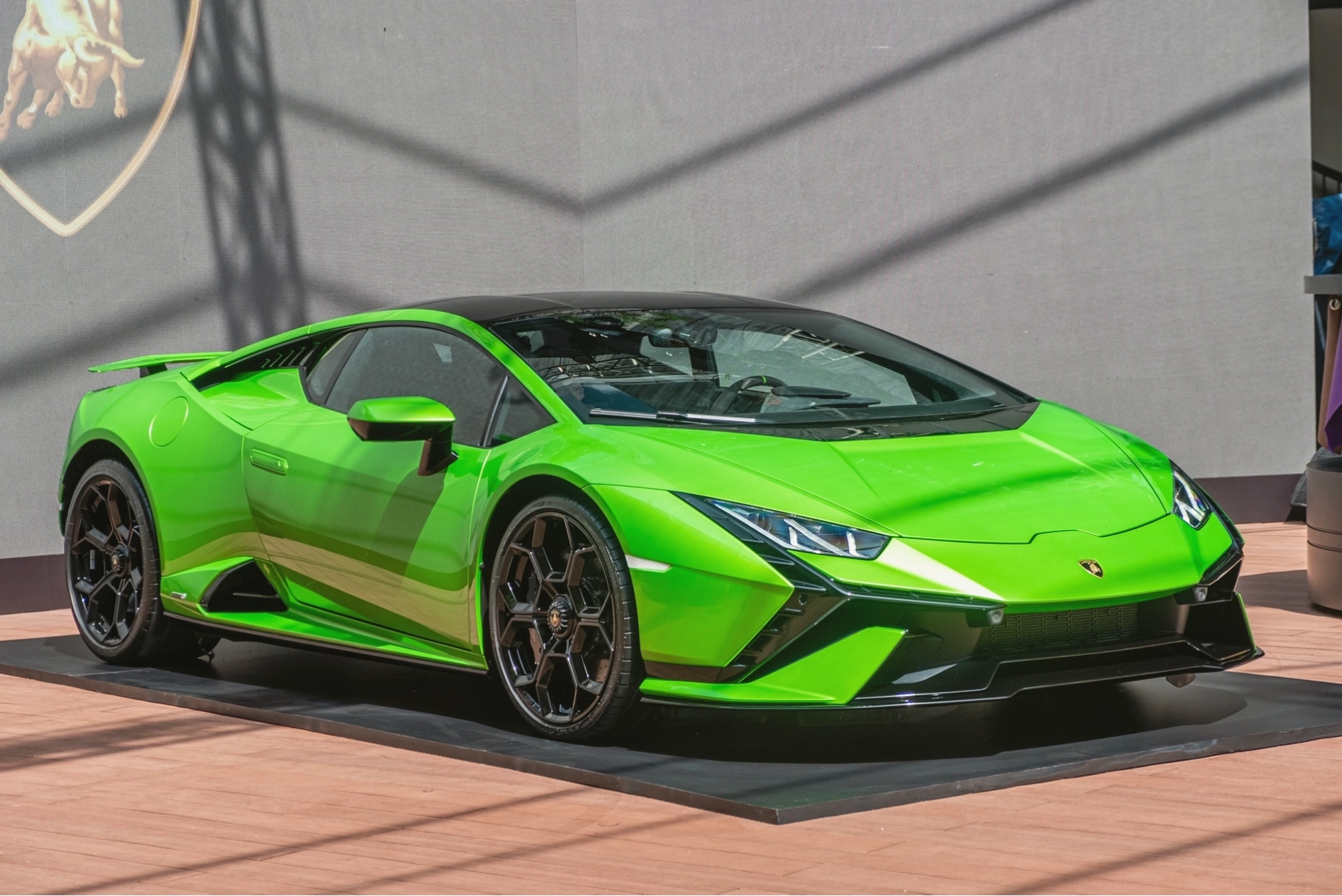 Chi tiết cánh gió và ống xả trên Lamborghini Huracán Tecnica