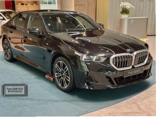 Chi tiết đèn hậu LED sắc sảo của BMW 530i M Sport