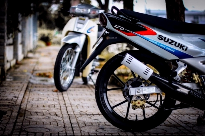 Chi tiết gác chân và bộ nhông sên dĩa trên Suzuki Satria 2000 độ