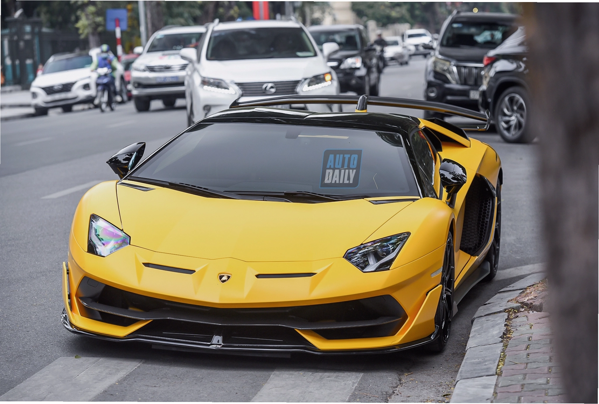 Chi tiết hốc hút gió lớn trên Lamborghini Aventador SVJ Roadster
