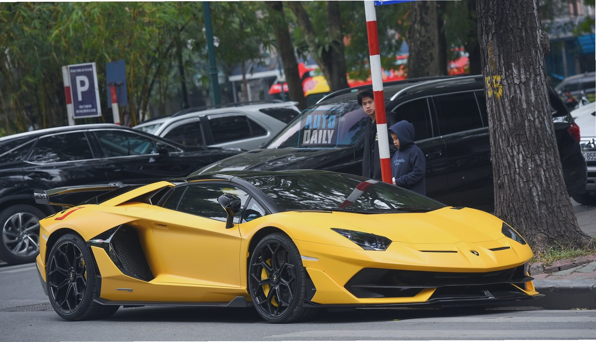 Chi tiết mâm xe hợp kim của Lamborghini Aventador SVJ Roadster