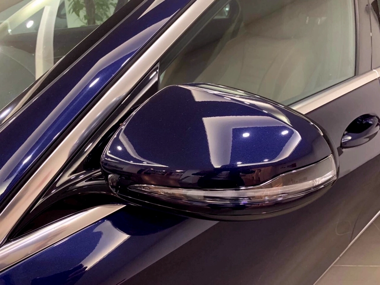 Chi tiết ốp gỗ trên bảng táp-lô Mercedes E200 Exclusive