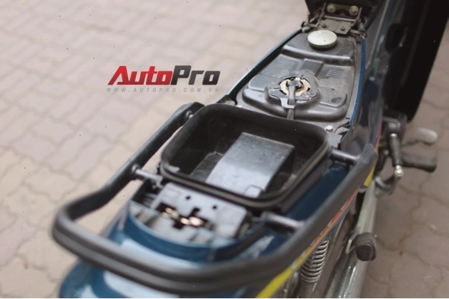 Chi tiết phần để chân và gác chân sau của Honda Wave 100