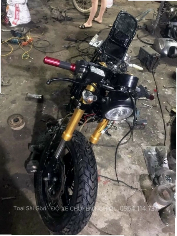 Chi tiết tay lái và đồng hồ tốc độ kiểu dáng cổ điển trên Rebel 125 độ Bobber